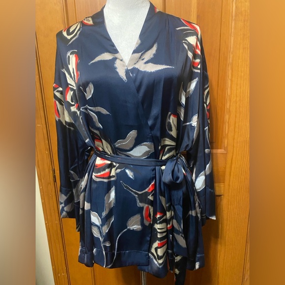 Vanessa Williams Printed Charmeuse
Floral Kimono/Blouse - Picture 2 of 5